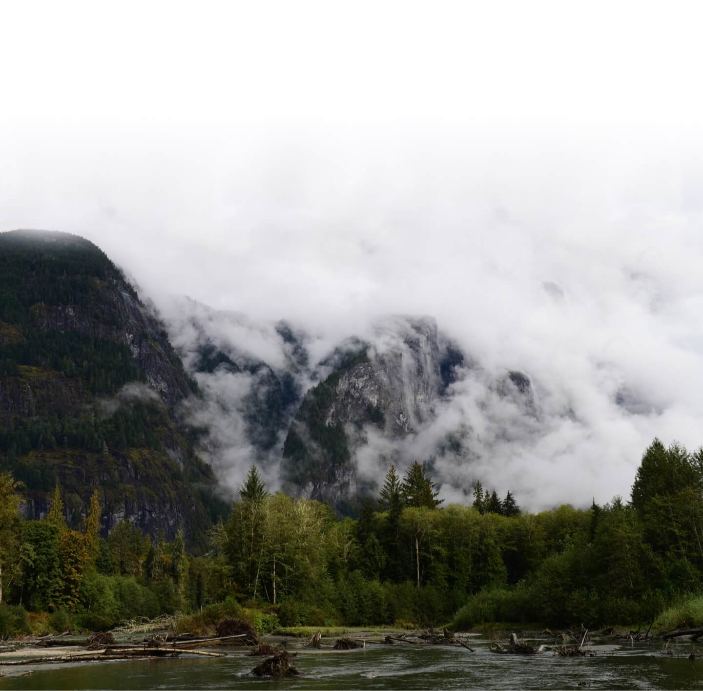 Wolken in den Bergen von Kanada